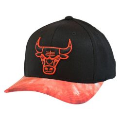 Czapka z daszkiem Mitchell & Ness NBA Classic Chicago Bulls Snapback -CBUBKRD. Czarne czapki męskie Mitchell & Ness, bez wzorów, sportowe. Za 99.00 zł.