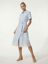 Koszulowa sukienka midi z krótkim rękawem i ażurowym detalem - błękitny. Niebieskie sukienki damskie Sinsay, l, w ażurowe wzory, bez kołnierzyka, bez ramiączek, midi, koszulowe. Za 89.99 zł.