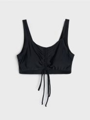 Góra od bikini z marszczeniem i regulowanym wiązaniem z przodu - czarny. Czarne bikini damskie Sinsay, bez wzorów. Za 49.99 zł.