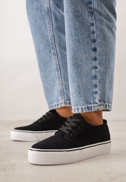 Czarne Klasyczne Tenisówki z Ozdobnym Paskiem przy Podeszwie Ranora. Czarne trampki i tenisówki damskie Born2be, bez wzorów, z dresówki. Za 49.99 zł.