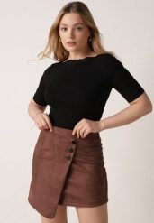 Czarny Wiskozowy T-shirt o Dopasowanym Kroju z Dekoltem w Łódkę Idahphaeia. Czarne t-shirty damskie Born2be, m, z aplikacjami, z jeansu, bez kołnierzyka. Za 59.99 zł.