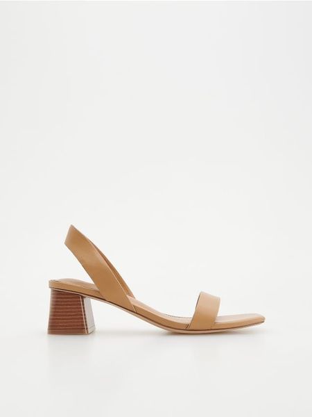 Sandały na klocku - beżowy. Brązowe sandały damskie Reserved, bez wzorów, ze skóry, bez obcasa. W wyprzedaży za 65.99 zł.