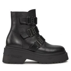 Botki Tommy Jeans. Czarne botki damskie Tommy Jeans, z jeansu, bez obcasa, na słupku, bez zapięcia. Za 759.99 zł.