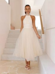 Tazga Sukienka w kolorze białym rozmiar: 36. Białe sukienki damskie Tazga, bez wzorów, z tiulu, bez kołnierzyka, bez ramiączek, maxi, rozkloszowane. Za 134.85 zł.