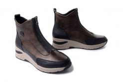 RIEKER N9381-60 brown combination, botki damskie. Brązowe botki damskie Rieker, na zimę, bez obcasa, na koturnie, bez zapięcia. Za 379.90 zł.