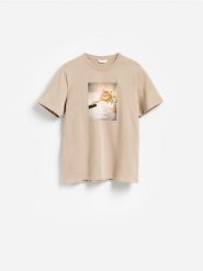 T-shirt regular z nadrukiem - beżowy. Brązowe t-shirty męskie Reserved, l, bez wzorów, z dzianiny, bez kołnierzyka. Za 59.99 zł.