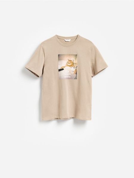 T-shirt regular z nadrukiem - beżowy. Brązowe t-shirty męskie Reserved, l, bez wzorów, z dzianiny, bez kołnierzyka. Za 59.99 zł.