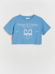 Krótki t-shirt z haftem - jasnoniebieski. Niebieskie koszulki dziewczęce Reserved, bez wzorów, z bawełny, bez ramiączek. W wyprzedaży za 12.99 zł.