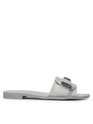Guess Klapki FLJELYLEL19 Srebrny. Szare klapki damskie Guess, z aplikacjami, ze skóry, bez obcasa. Za 309.99 zł.