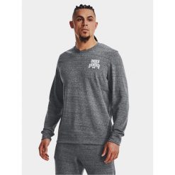 Bluza fitness męska UNDER ARMOUR Rival Terry Graphic Crew. Czarne bluzy bez kaptura męskie Under Armour, bez wzorów, casualowe, bez kołnierzyka, bez ramiączek. Za 119.99 zł.
