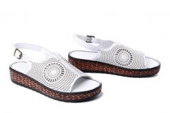 KOCH 030.127.0440.S all white, sandały damskie. Białe sandały damskie KOCH, w ażurowe wzory, z gumy, bez obcasa. Za 239.90 zł.