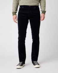 MĘSKIE SPODNIE MATERIAŁOWE WRANGLER TEXAS SLIM NAVY W12SEC114 112141147. Niebieskie spodnie materiałowe męskie Wrangler, bez wzorów, z materiału. Za 209.99 zł.