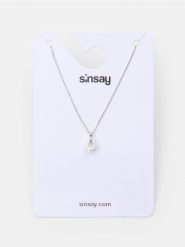 Srebrny naszyjnik z zawieszką w kształcie łezki z cyrkonią - srebrny. Szare naszyjniki damskie Sinsay, srebrne. Za 7.99 zł.