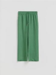 Luźne spodnie z lnem - zielony. Zielone spodnie materiałowe damskie Reserved, bez wzorów, z wiskozy. Za 129.99 zł.