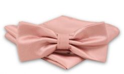 Łososiowa Mucha Męska -ALTIES- z Taką Samą Poszetką, Jednokolorowa, w Drobny Prążek. Czerwone krawaty i muchy męskie Alties, bez wzorów, eleganckie. Za 54.00 zł.