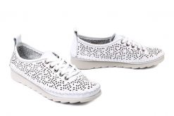 ARTIKER RELAKS 56C2608 biały, półbuty damskie. Białe półbuty damskie Artiker Relaks, w ażurowe wzory, ze skóry, bez obcasa. Za 214.90 zł.
