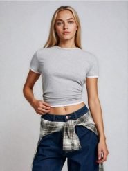 Prążkowana koszulka basic z kontrastową lamówką i domieszką wiskozy - szary. Szare t-shirty damskie Sinsay, l, bez wzorów, prążkowane, bez kołnierzyka. Za 19.99 zł.