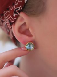 L'Atelier de Gaia Pozłacane kolczyki-wkrętki z labradorytami rozmiar: onesize. Czarne kolczyki damskie L'Atelier de Gaia, z labradorytem, pozłacane. Za 95.69 zł.