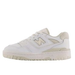 Buty do chodzenia dla dorosłych New Balance 550 White Beige. Białe buty sportowe na co dzień damskie New Balance, bez wzorów, trekkingowe. W wyprzedaży za 498.30 zł.