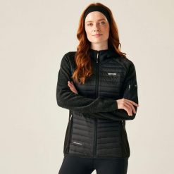 Kurtka damska hybrydowa Newhill. Czarne kurtki damskie Regatta, bez wzorów, z dzianiny, bez kaptura. W wyprzedaży za 129.99 zł.