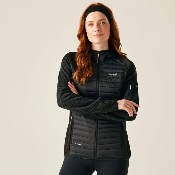 Kurtka damska hybrydowa Newhill. Czarne kurtki damskie Regatta, bez wzorów, z dzianiny, bez kaptura. W wyprzedaży za 129.99 zł.