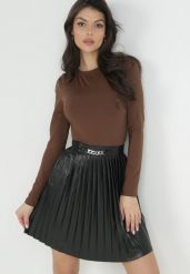 Czarna Plisowana Spódnica z Imitacji Skóry z Łańcuszkiem Hoshe. Czarne spódniczki damskie Born2be, m, bez wzorów, ze skóry, mini. Za 84.99 zł.