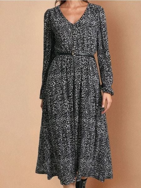 Luźna sukienka z paskiem - wielobarwny. Sukienki damskie Sinsay, l, bez wzorów, bez kołnierzyka, bez ramiączek. Za 69.99 zł.