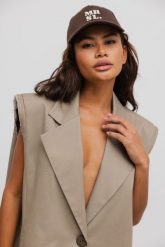 Kamizelka typu oversize w kolorze BEIGE- VICAR. Brązowe kamizelki damskie Marsala, uniwersalny, z bawełny. Za 499.90 zł.