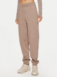 Calvin Klein Spodnie dresowe Nano Logo K20K208330 Beżowy Regular Fit. Brązowe spodnie dresowe damskie CALVIN KLEIN, xl, bez wzorów, z dresówki. Za 249.99 zł.