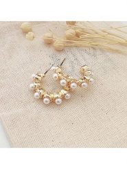 Atelier MIU Pozłacane kolczyki-półkreole rozmiar: onesize. Żółte kolczyki damskie atelier MIU, z perłą, pozłacane. Za 39.99 zł.