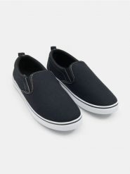 Trampki typu slip-on - czarny. Czarne trampki i tenisówki męskie Sinsay, bez wzorów, bez zapięcia. Za 29.99 zł.