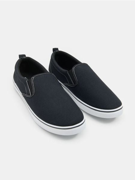 Trampki typu slip-on - czarny. Czarne trampki i tenisówki męskie Sinsay, bez wzorów, bez zapięcia. Za 29.99 zł.