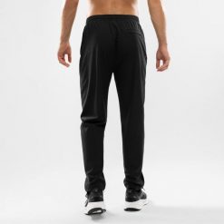 Męskie spodnie dresowe o luźnym kroju Fitness Siroko Function Black. Czarne spodnie sportowe męskie SIROKO, z dresówki. Za 169.00 zł.