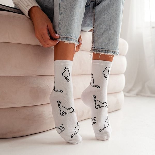Białe skarpetki damskie kontury kota (model 837). Białe skarpetki damskie Milena, bez wzorów, z bawełny. Za 15.90 zł.