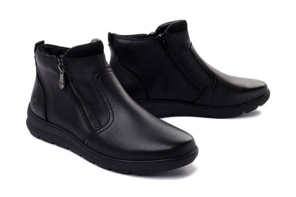 RIEKER Z0060-00 black, botki damskie. Czarne botki damskie Rieker, na zimę, bez obcasa, bez zapięcia. Za 399.90 zł.