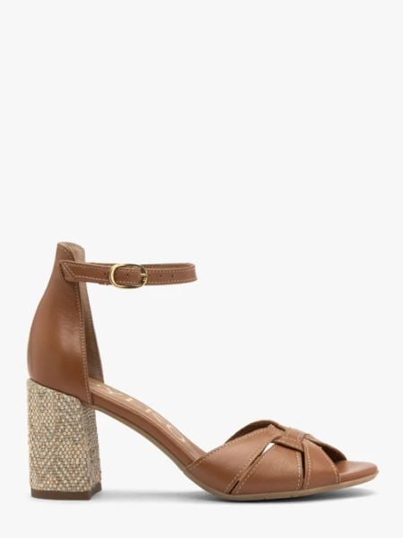 Jasnobrązowe sandały damskie na ozdobnym obcasie. Brązowe sandały damskie Ryłko, bez wzorów, ze skóry, bez obcasa, na obcasie. Za 379.99 zł.