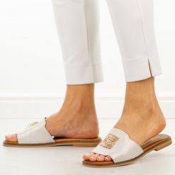 Złote skórzane płaskie klapki damskie Cambell 19454. Żółte klapki damskie Cambell, z aplikacjami, z jeansu, bez obcasa, na płaskiej podeszwie. Za 199.00 zł.