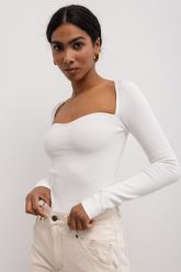 Dopasowany top z dekoltem w kształcie serca w kolorze SNOW WHITE - VALENTINE. Brązowe topy damskie Marsala, bez wzorów, z bawełny, bez kołnierzyka. Za 149.90 zł.