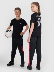 4F T-shirt regular z nadrukiem dziecięcy 4F JUNIOR x Robert Lewandowski - czarny 152 (11-12 lat). Czarne koszulki dziewczęce 4f, m, bez wzorów, z bawełny, bez ramiączek. Za 59.99 zł.