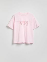 Bawełniany t-shirt z nadrukiem - pastelowy róż. Czerwone t-shirty damskie Reserved, l, bez wzorów, z bawełny, bez kołnierzyka. W wyprzedaży za 35.99 zł.