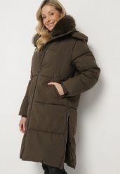 Ciemnozielona Długa Pikowana Kurtka z Odpinanym Kapturem i Futrzanym Kołnierzem Ilalirae. Zielone kurtki damskie Born2be, m, bez wzorów, z futra. Za 169.99 zł.