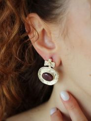 Pierres delicates Pozłacane kolczyki-wkrętki z kocim okiem rozmiar: onesize. Różowe kolczyki damskie Pierres delicates, pozłacane. Za 43.99 zł.