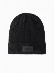 Męska dzianinowa czapka o sweterkowym splocie z naszywką – czarna V1. Czarne czapki męskie Ombre Clothing, z aplikacjami, z dzianiny, klasyczne. Za 129.99 zł.