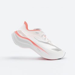 Buty do biegania męskie Kiprun KD900.2. Białe obuwie do biegania damskie KIPRUN. W wyprzedaży za 399.99 zł.