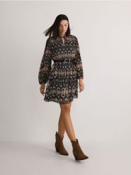 Sukienka z paskiem - brązowy. Brązowe sukienki damskie Reserved, l, bez wzorów, z tkaniny, bez kołnierzyka, bez ramiączek, rozkloszowane. W wyprzedaży za 59.99 zł.