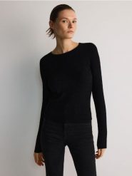Sweter ze strukturalnym splotem - czarny. Czarne swetry klasyczne damskie Reserved, l, z dzianiny, bez kołnierzyka. W wyprzedaży za 59.99 zł.