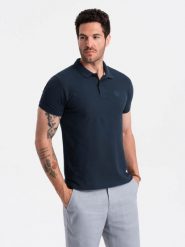 Jednokolorowa koszulka męska polo BASIC z dzianiny pique - granatowa V2. Niebieskie koszulki polo męskie Ombre Clothing, m, z aplikacjami, z bawełny, bez ramiączek. W wyprzedaży za 79.99 zł.