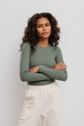 Dopasowany top z długim rękawem w kolorze GREEN SALVIA - MOODY-S. Zielone topy damskie Marsala, s, bez wzorów, z bawełny, bez kołnierzyka. Za 129.90 zł.