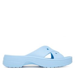 Klapki Crocs. Niebieskie klapki damskie Crocs, bez wzorów, bez obcasa. Za 139.99 zł.