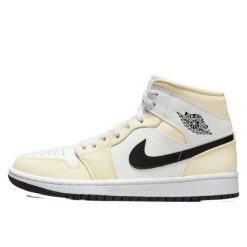 Buty do chodzenia damskie Nike Air Jordan 1 Retro. Białe buty sportowe na co dzień damskie Jordan, bez wzorów, ze skóry, trekkingowe, Nike Air Jordan. Za 983.00 zł.